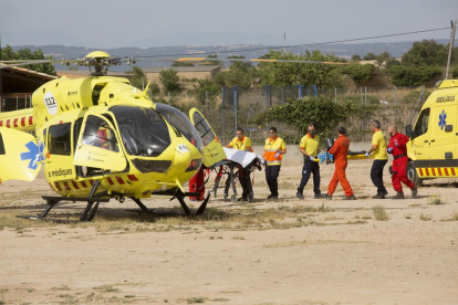 Un helicòpter del SEM va aterrar al costat de les piscines municipals de Guissona i va traslladar el nen a l'hospital Vall d'Hebron.