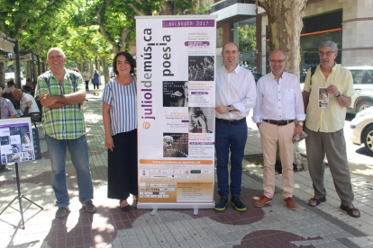Presentació ahir al passeig de l’Estació de Balaguer del cicle ‘Juliol de música i poesia’.