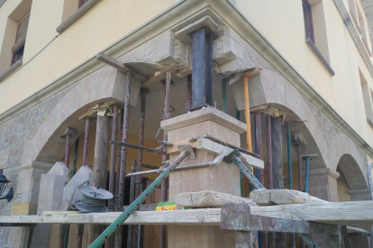 Durant l’obra s’ha reforçat el pilar amb estructures de ferro.