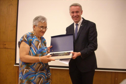 La ganadora, Magdalena Vilalta, con el alcalde de Puigcerdà, Albert Piñeira, al recibir el premio. 
