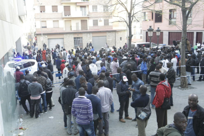 Vista dels centenars de persones que esperaven ahir a les portes del centre cívic de l’Ereta.