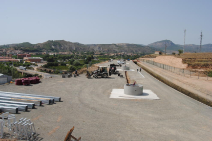 Los pilares donde se instalarán los paneles solares de la primera bomba, en la zona de Ivars de Noguera. 