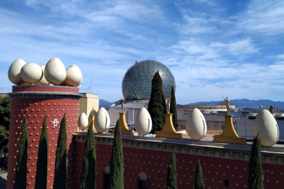 Trabajos de limpieza de la cúpula del Teatro-Museo Dalí de Figueres.