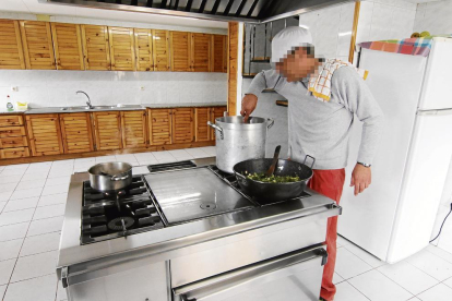 Els usuaris s’encarreguen de totes les tasques diàries del centre. A la imatge, preparant el menjador.