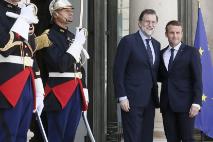 Mariano Rajoy recibió la bienvenida del jefe del Ejecutivo galo, Emmanuel Macron, a las puertas del Elíseo.