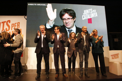 Los participantes en el mitin de Lleida, con Puigdemont en pantalla al fondo.