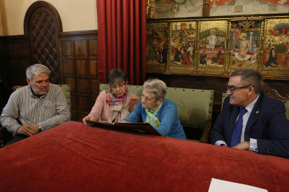 Firma del convenio en la Paeria con los propietarios de Sant Ruf.