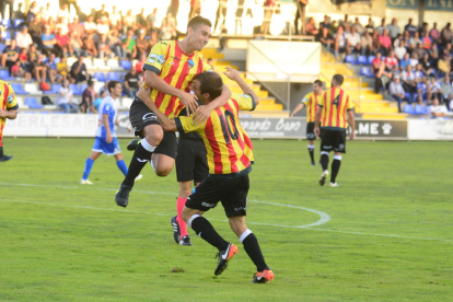 Los jugadores del Lleida celebran el gol marcado por Jorge Félix al final de la primera parte.
