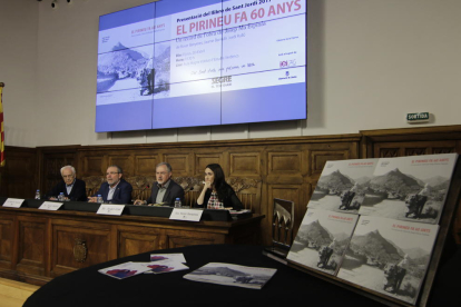 Josep Maria Espinàs, Joan Reñé, Juan Cal i Roser Banyeres van presentar ahir a l’IEI el llibre de SEGRE ‘El Pirineu fa 60 anys’.