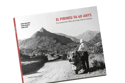 Josep Maria Espinàs, Joan Reñé, Juan Cal y Roser Banyeres presentaron ayer en el IEI el libro de SEGRE ‘El Pirineu fa 60 anys’.