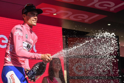 Tom Dumoulin celebra el triomf i el liderat al Giro d’Itàlia.