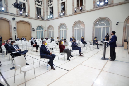 Aragonès, al centre, durant la sessió a l’auditori del Parlament.