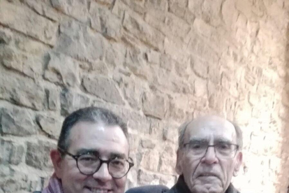Jaume Invernon, junto al poeta Jordi Pàmias, miembro del jurado.