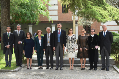 Foto de familia tras la entrega a Eduardo Mendoza del Premio Cervantes de manos del rey Felipe VI.