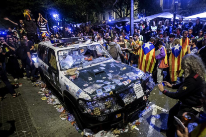 Un cotxe de la Guàrdia Civil davant de la conselleria d'Economia el dia dels aldarulls.