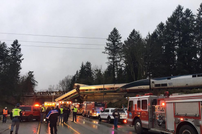 Seis muertos por el descarrilamiento de un tren cerca de Seattle