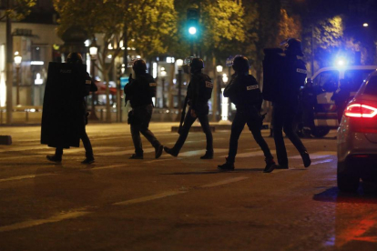 Agentes de la Policía, desplegados anoche en la zona del atentado en París.