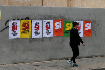 Cartells a favor del ‘sí’ enganxats en un mur de la rambla Ferran, a Lleida ciutat.