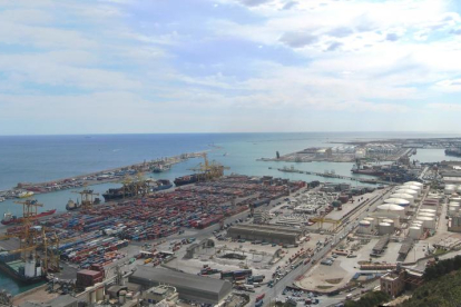 Xoc entre un pesquer i un mercant rus al port de Barcelona