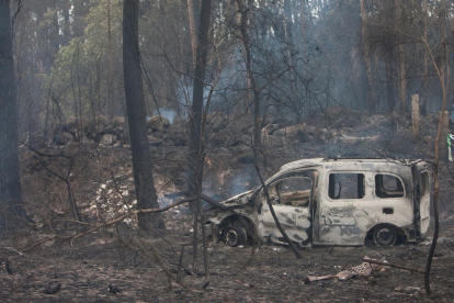 La furgoneta de dos víctimes dels incendis, a la zona de Chandebrito a Nigrán (Pontevedra)
