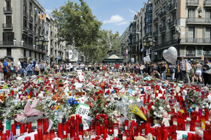 Ofrendes en honor a las víctimas del atropello en la Rambla de Barcelona.