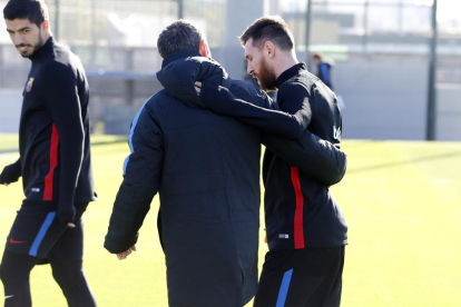 Messi habla con Valverde durante el entrenamiento de ayer.