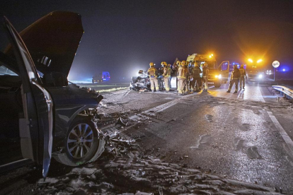 Imagen de la colisión frontal a última hora de la tarde del jueves en Sanaüja. 