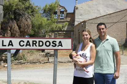 La mitad del pueblo de La Cardosa  -  Marta, Jaume y su hija Anna, la primera nacida en La Cardosa desde hacía 53 años, son la mitad de la población permanente de este núcleo agregado de Cervera. Los otros tres vecinos residen en el castillo pr ...