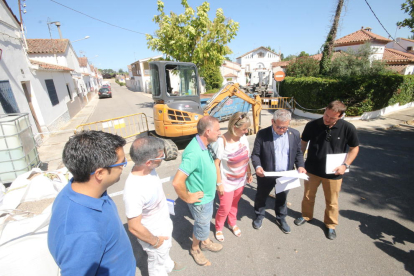 Gómez visitó las obras con técnicos municipales y de Aigües Lleida y representantes de Raimat.