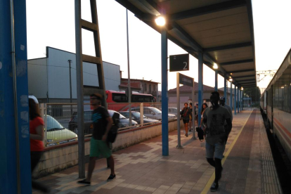 Viatgers baixant dimecres a l’estació de les Borges Blanques per pujar a l’autocar, al fons.