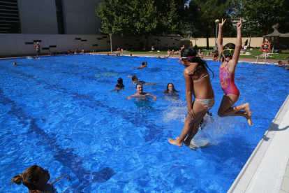 Bañistas difrutando de un remojón ayer en las piscinas de Cappont.