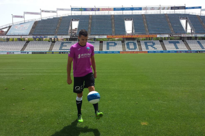 Carlos Lázaro ahir al Camp d’Esports mostrant les seues habilitats amb la pilota.