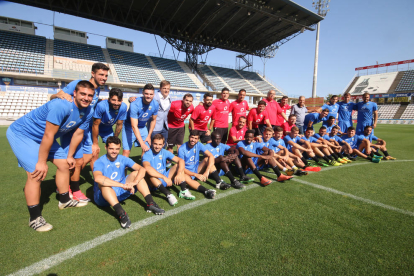 La plantilla del Lleida Esportiu va protagonitzar ahir la sessió fotogràfica oficial sobre la gespa del Camp d’Esports.