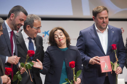 Soraya Sáez de Santamaría, rosa en mà, després de regalar-li un llibre a Oriol Junqueras en l’acte conjunt ahir a CaixaForum Barcelona.