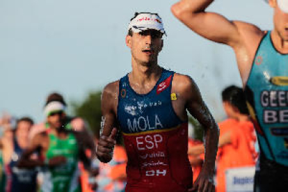Mario Mola revalida el título de campeón del mundo de triatlón