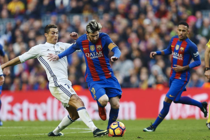 Messi pugna con Cristiano durante un clásico, con Neymar observando la escena desde atrás.