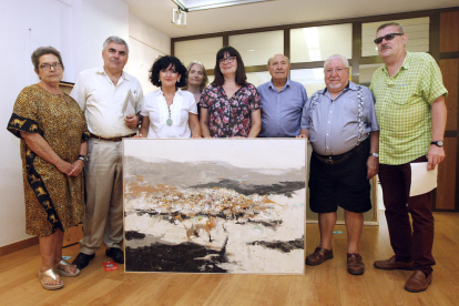 El jurat, ahir al Cercle de Belles Arts amb la pintura guanyadora, de l’artista José Manuel Albarrán.