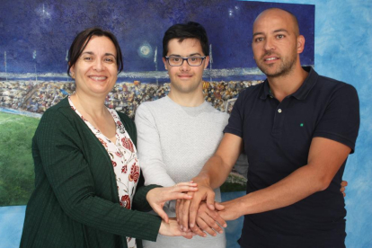 Pilar Sanjuan, Ramon Xavier Egido i Jordi Esteve, després de firmar l’acord de renovació.