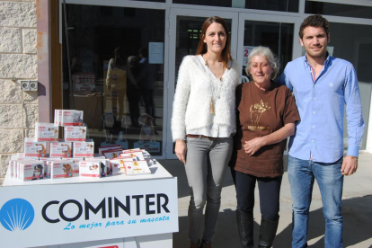 Lydia Argilés amb responsables de la firma Cominter, Paula i Víctor Muñoz, ahir a Vila-sana.