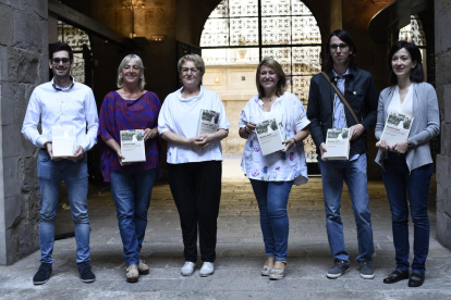 Los autores del libro ‘Teniem nom’, ayer junto con los responsables del Institut d’Estudis Ilerdencs y la directora de Pagès Editors.