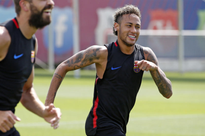 Neymar ayer en el entrenamiento antes de viajar hacia Estados Unidos.
