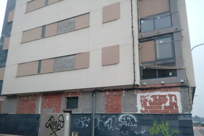 Imagen de los bajos y primera planta del edificio del Secà que ha sido tapiado recientemente. 