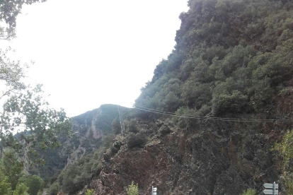 El acceso a Tírvia, donde la inclinación de una torre eléctrica atestigua el movimiento de la ladera.