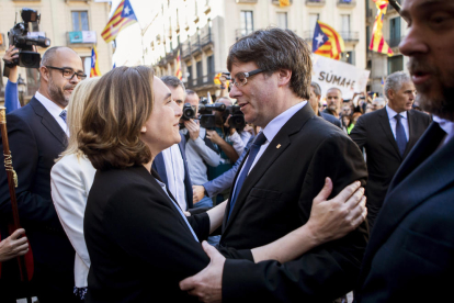 Els alcaldes i alcaldesses investigats per donar suport a l’1-O, ahir al Palau de la Generalitat amb el president, Carles Puigdemont, i membres del Govern i del Parlament.