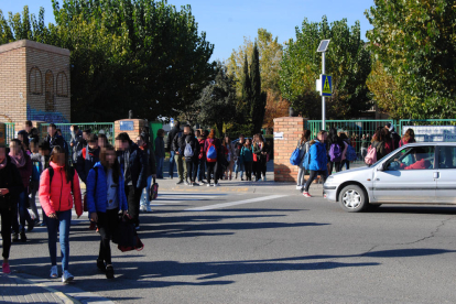 Alumnes de l’institut Terres de Ponent, ahir a la sortida del centre al migdia.