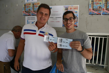 Dos abonados del Lleida, con las entradas que compraron ayer para el partido de la Copa