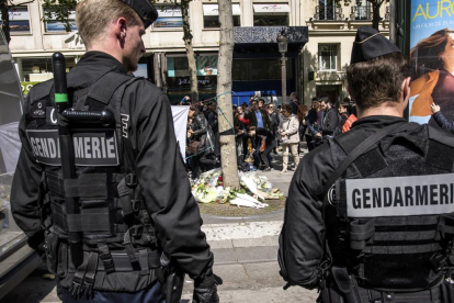 Gendarmes a la zona de l’atemptat contra la policia dijous a París.