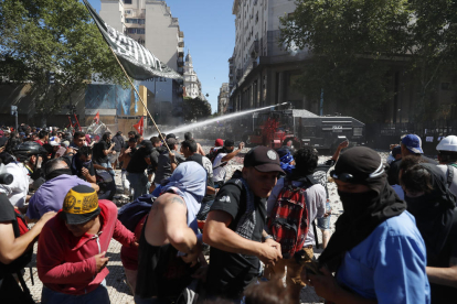Manifestants s’enfronten a integrants de la Policia Federal a Buenos Aires.