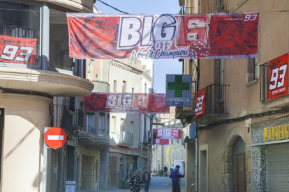 Las principales calles de Cervera ya están engalanadas con pancartas y banderas en honor a Marc.