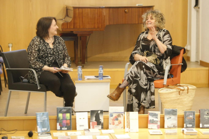 La periodista de SEGRE Anna Sàez y la poeta Dolors Miquel, ayer en la Biblioteca Pública de Lleida.